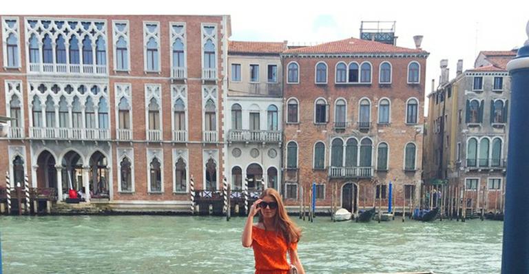Em Veneza, Marina Ruy Barbosa posa de pernas de fora e faz carão