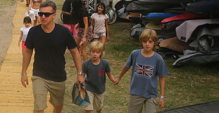 Joaquim e Benício, filhos de Angélica e Luciano Huck, vão a evento de surfe