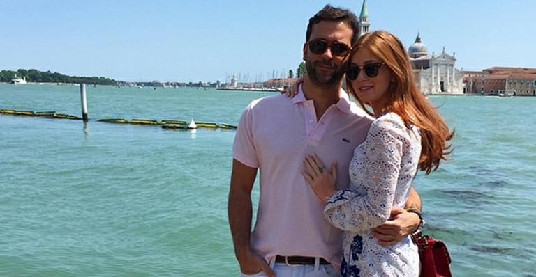 Marina Ruy Barbosa curte passeio romântico com o namorado em Veneza