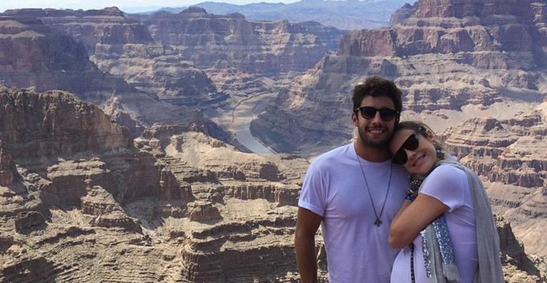 Grávida de gêmeos, Luana Piovani e o maridão conhecem o Grand Canyon: ‘Inesquecível’