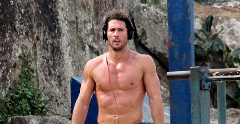 Flávio Canto exibe boa forma em dia de exercício no Rio de Janeiro