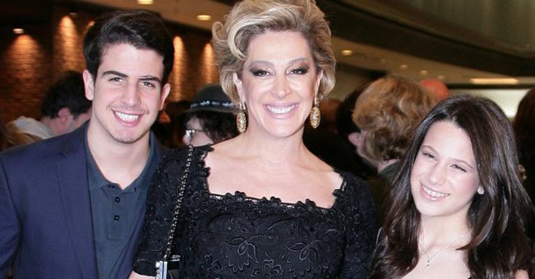 Com os filhos, Claudia Raia prestigia peça do namorado