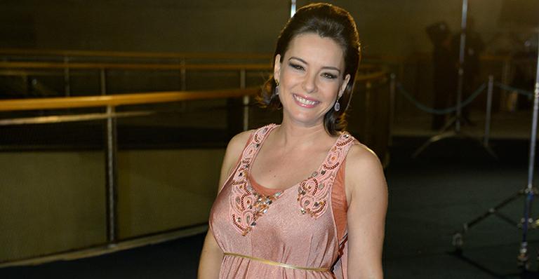 Regiane Alves posa com a família reunida em seu aniversário de 37 anos