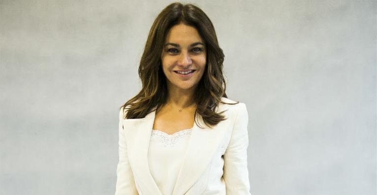 Dira Paes mostra pela primeira vez o pezinho do filho