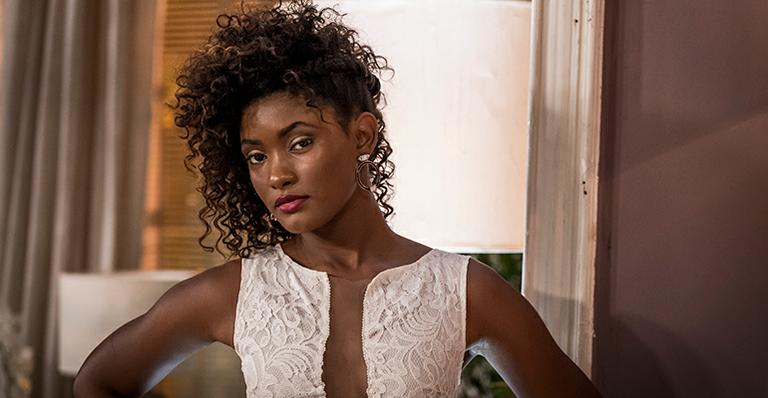 Erika Januza diz que não se considera um padrão de beleza: “Me acho exótica e gosto”