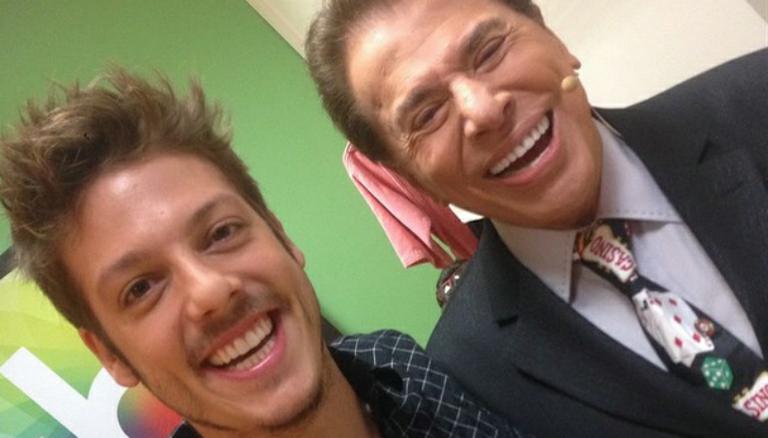 Silvio Santos usa gravata de cassino em foto com Fábio Porchat