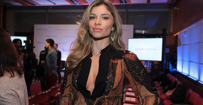 Grazi Massafera abusa do decote em coletiva de imprensa