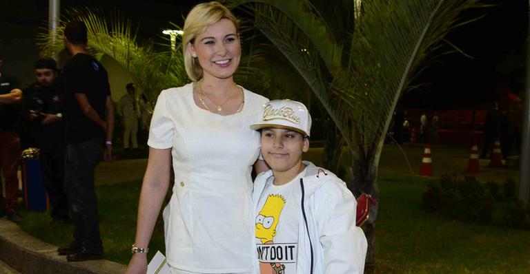 Com o filho, Andressa Urach vai ao aniversário de MC Gui