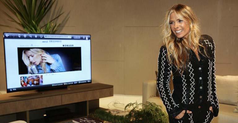 Adriane Galisteu reúne amigos em lançamento de seu site