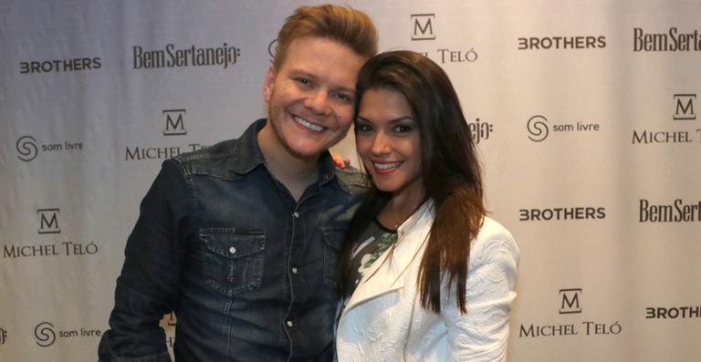 Thais Fersoza tieta o marido, Michel Teló, durante show