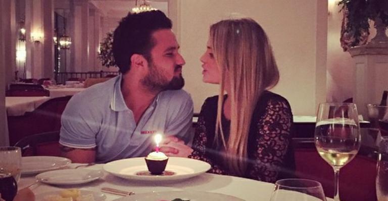 Bárbara Evans comemora aniversário e ganha anel de diamante de novo namorado
