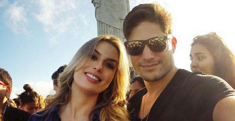 EX-BBB André Martinelli se declara para Fernanda Keulla em aniversário