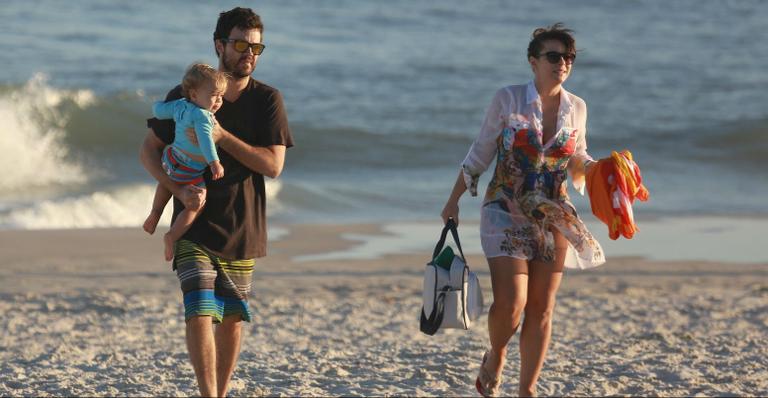 Grávida, Regiane Alves curte tarde na praia com o filho e o marido