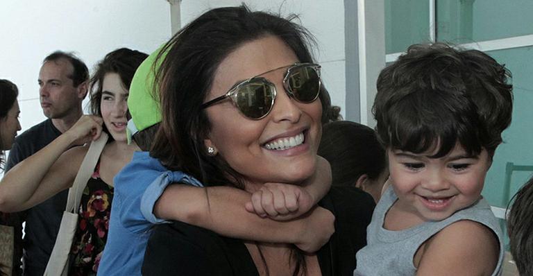Juliana Paes leva os filhos Pedro e Antônio para curtir espetáculo