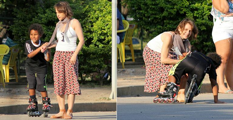 Mãezona, Drica Moraes ajuda filho a andar de patins no Rio de Janeiro