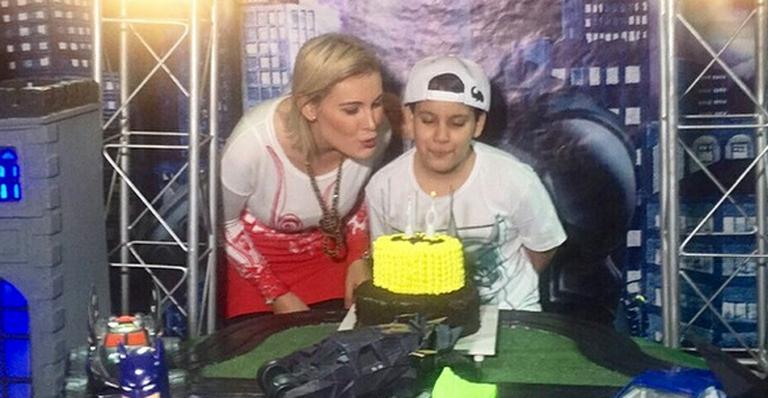 Andressa Urach faz festa para comemorar o aniversário do filho