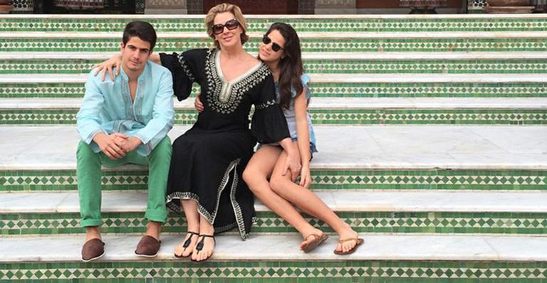 Em merecidas férias, Claudia Raia viaja com os herdeiros Enzo e Sophia