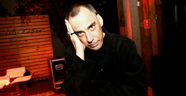 Cantor Arnaldo Antunes se apresenta em show intimista e reúne estrelas