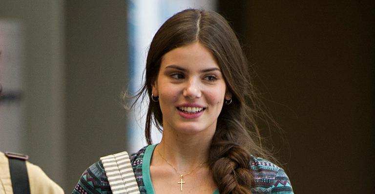 Camila Queiroz conta a emoção de estrear na TV: ‘Chorei mais que criança’