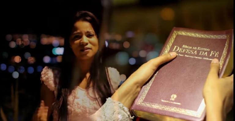 Stefhany Sousa, ex-Absoluta, lança clipe gospel; ouça ‘Fiel Adorador’