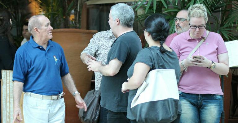 Renato Aragão almoça com a filha e amigos em restaurante no Rio
