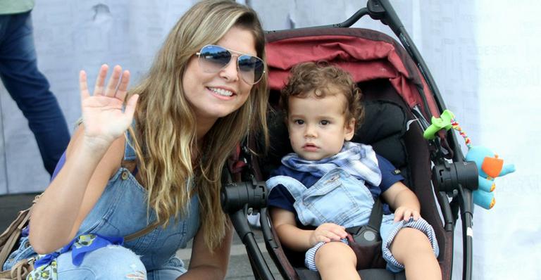 Bárbara Borges curte passeio com o filho, Martin Bem