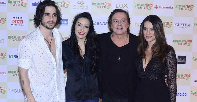 Cleo Pires recebe a família em pré-estreia de filme