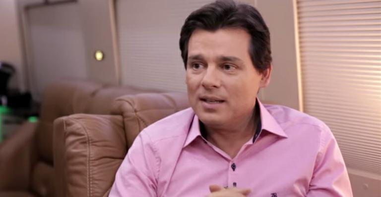 Celso Portiolli exibe novo visual e é comparado a Renato Russo