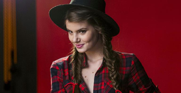 ‘Verdades Secretas’: Camila Queiroz surge de trancinhas no primeiro book de Angel