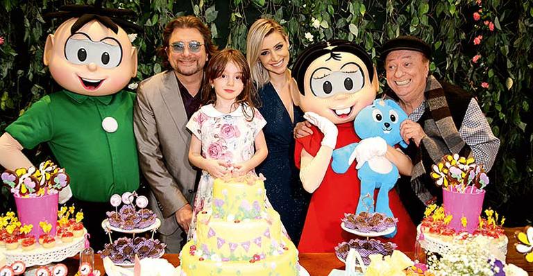 Clã de Raul Gil faz festa para a pequena Ana Helena
