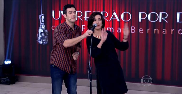 Quem nunca? Fátima Bernardes canta e dança ‘É o Tchan’ no ‘Encontro’