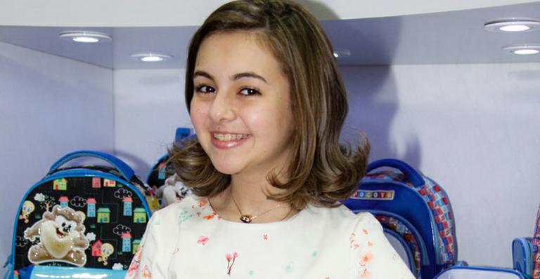 Klara Castanho exibe barriguinha sarada na academia