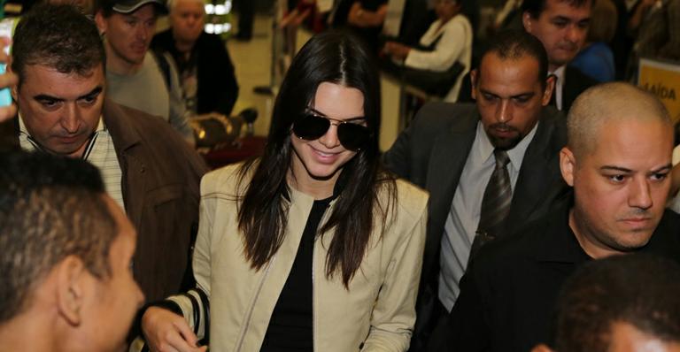Irmã de Kim Kardashian, modelo Kendall Jenner chega ao Brasil