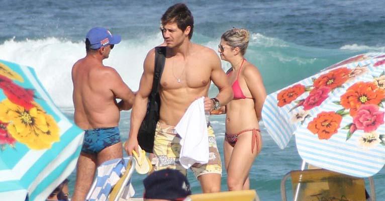 André Bankoff, galã de ‘Babilônia’, exibe tanquinho em praia no Rio