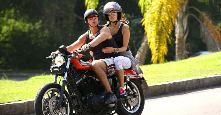 Alessandra Ambrósio passeia de moto com amigo no Rio de Janeiro