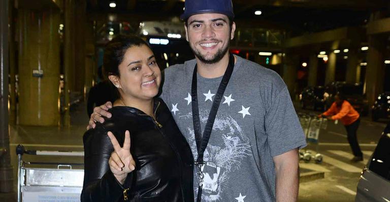 Sorridente, Preta Gil volta ao Brasil após lua de mel