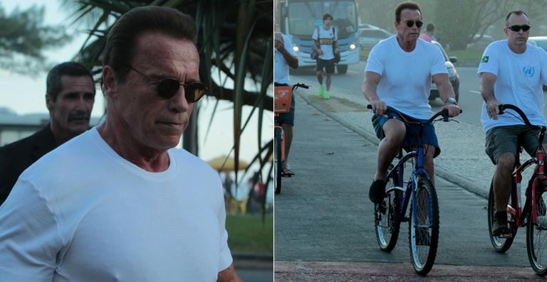 Arnold Schwarzenegger anda de bicicleta na orla carioca