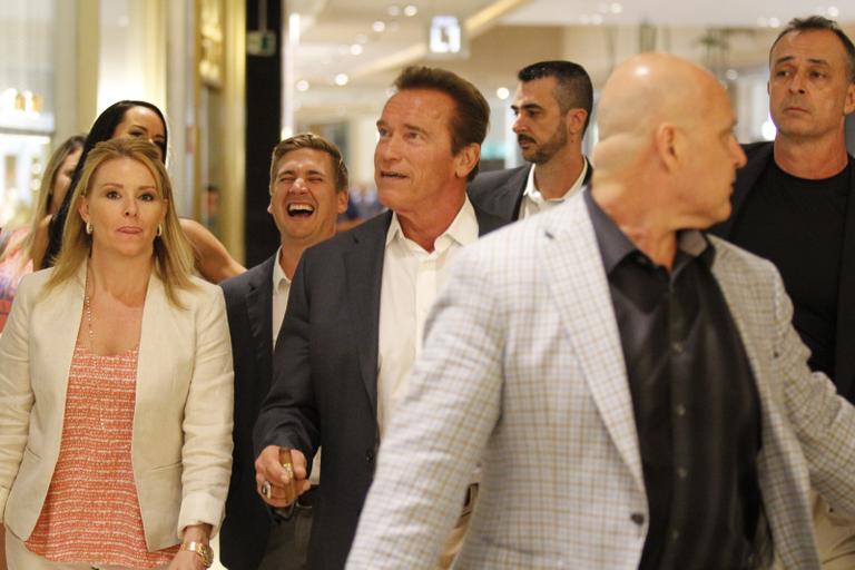 Rodeado de seguranças, Arnold Schwarzenegger sai para jantar com a namorada