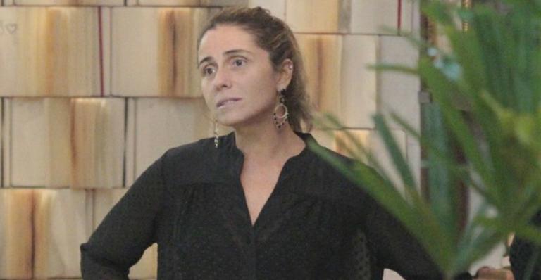 Giovanna Antonelli surge sem maquiagem em dia de compras no Rio