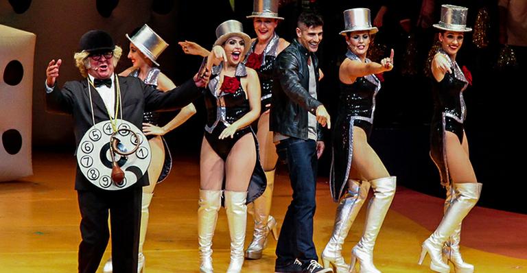 Reynaldo Gianecchini vai até o chão com as Chacretes em sessão de ‘Chacrinha, o Musical’