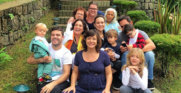 Gabriela Duarte, Regina Duarte e a gravidíssima Regiane Alves posam em família