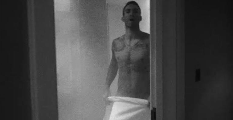 Adam Levine deixa o bumbum à mostra em novo clipe do Maroon 5