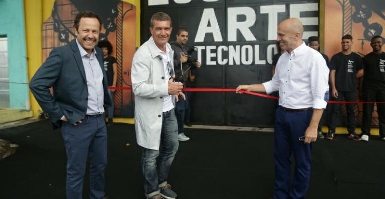 Em passagem pelo Brasil, ator Antonio Banderas visita ONG no Rio de Janeiro