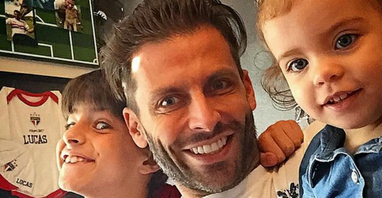Henri Castelli mostra semelhança com os filhos: “Minha força”