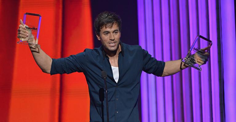 Após acidente em show, Enrique Iglesias desabafa: “Como acordar em cama de pregos”