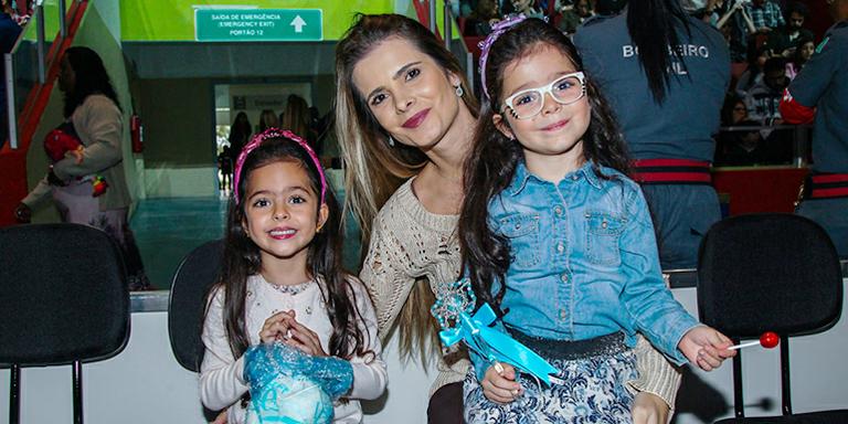Helena e Isabella, filhas do cantor Luciano e de Flávia Fonseca, assistem espetáculo em São Paulo