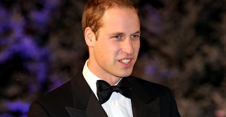 Príncipe William volta ao trabalho e doa seu salário para a caridade
