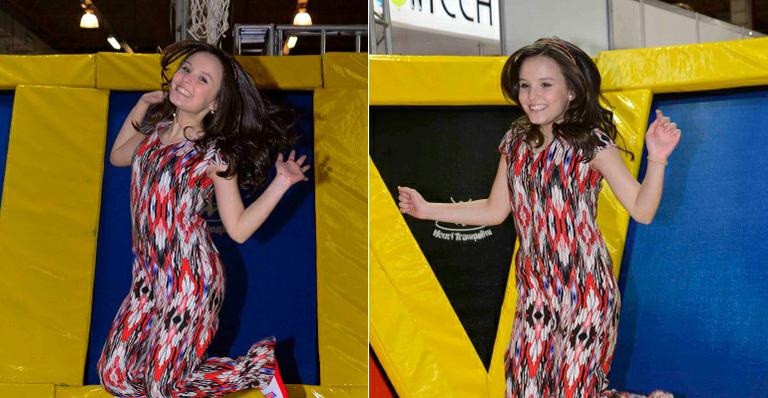 Atriz mirim Larissa Manoela se diverte em trampolim de feira infantil em SP