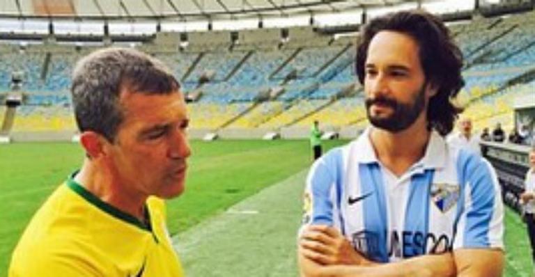 Antonio Banderas joga futebol com Rodrigo Santoro no Maracanã