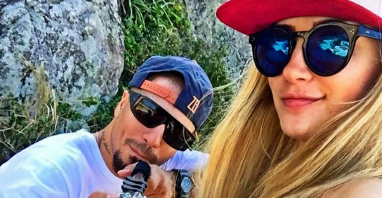 Após aliança de compromisso, ex-BBB Fernando e Aline fazem tatuagem